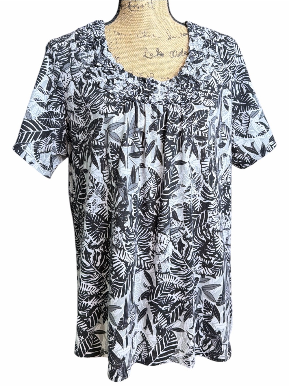 Kim Rogers Black & White Leaf Print Short Sleeve Top EC. Size 1X.